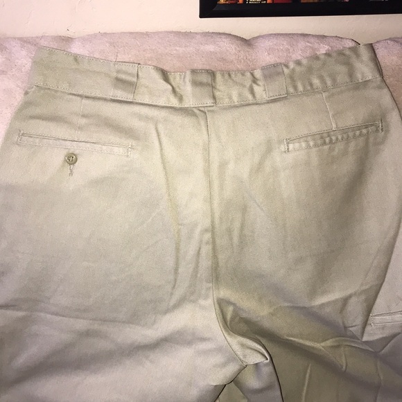 Tan Dickies shorts loose fit 36 waist 💕 - Picture 7 of 8